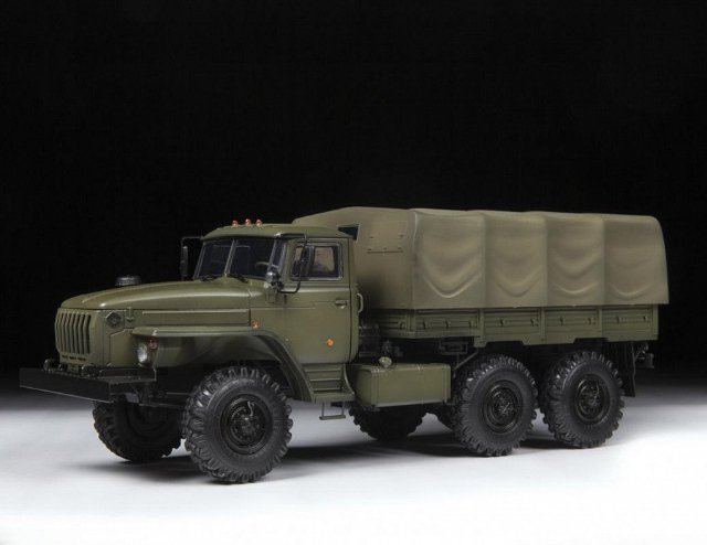 RUSSIAN ARMY TRUCK URAL4320 (Zvezda 1:35)