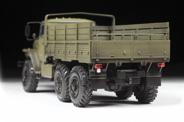 RUSSIAN ARMY TRUCK URAL4320 (Zvezda 1:35)