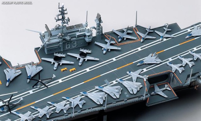 USS Kitty Hawk (Academy 1:800) > 1:800