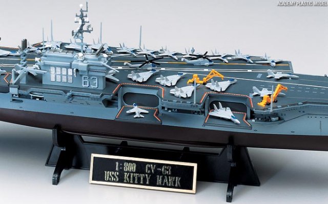 USS Kitty Hawk (Academy 1:800) > 1:800
