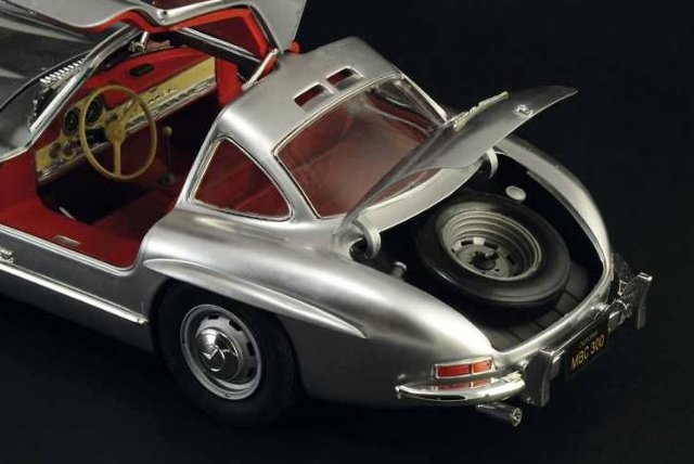 Mercedes-Benz 300 SL Gullwing (Italeri 1:16) 