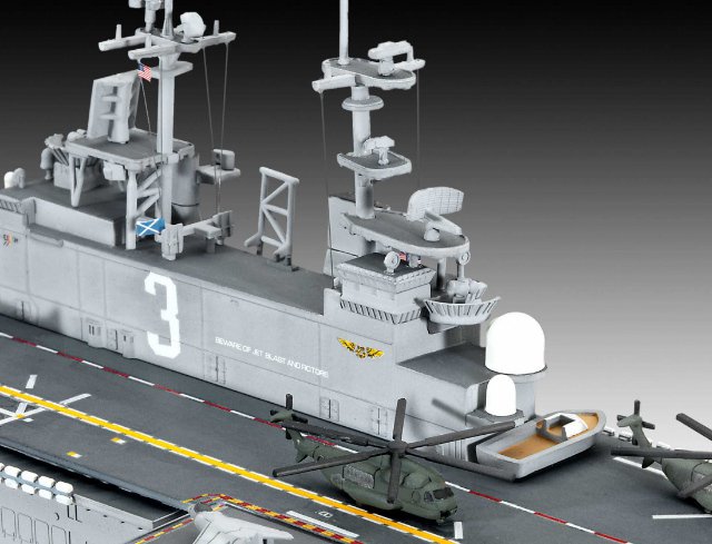 Assault Carrier USS WASP CLASS set model (Revell 1:700)