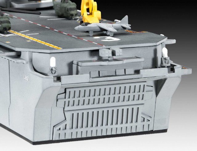 Assault Carrier USS WASP CLASS set model (Revell 1:700)
