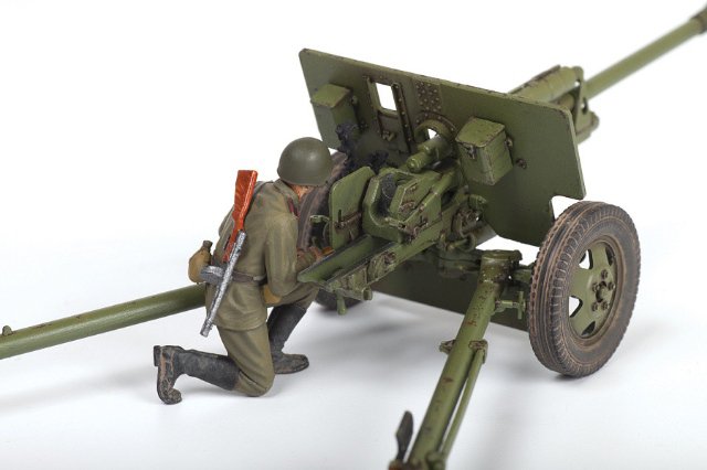 Kanón ZIS-3 with crew (Zvezda 1:35)
